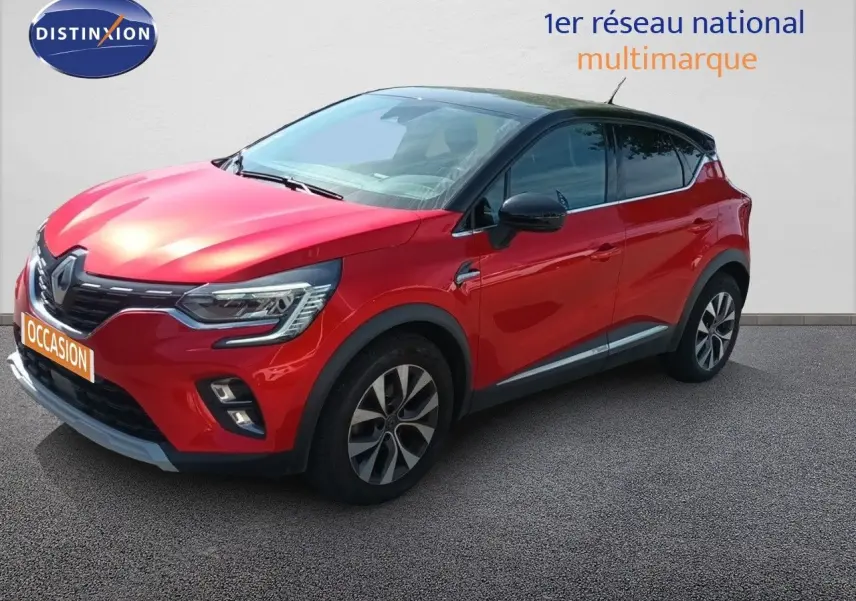 Renault Captur TCe90 Intens rouge toit noir vu en 3/4 avant droit avec jantes alliage et feux LED allumés.