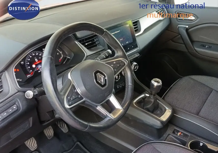 Vue intérieure côté conducteur du Renault Captur TCE90 Intens 2021, volant cuir, boîte manuelle et écran tactile central.
