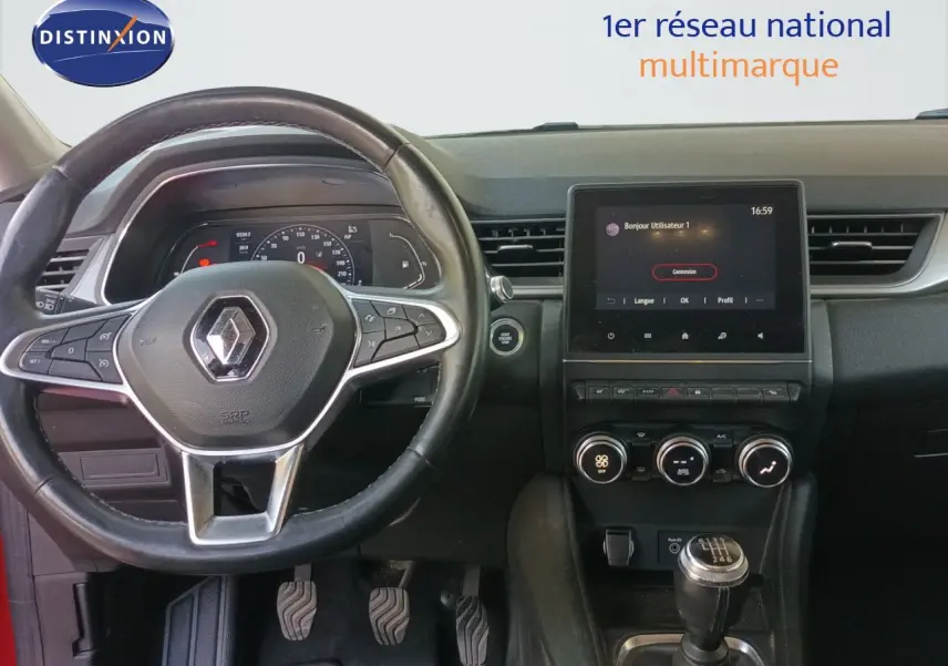 Vue intérieure frontale du tableau de bord du Renault Captur TCE90 Intens 2021 avec volant multifonction et écran tactile central.