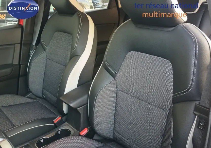 Vue rapprochée des sièges avant en tissu gris et cuir noir avec surpiqûres blanches du Renault Captur TCE90 Intens 2021.
