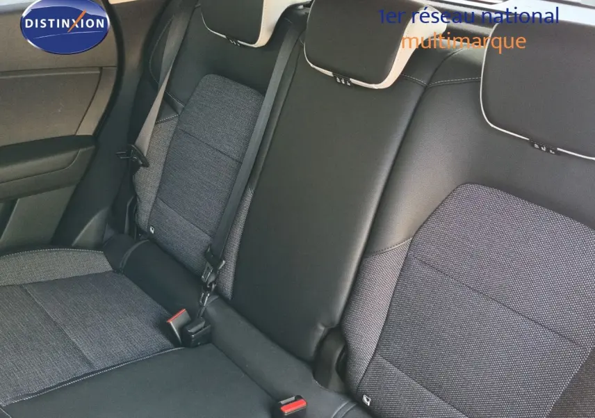 Vue intérieure sur la banquette arrière du Renault Captur TCE90 Intens 2021, tissu gris et cuir noir avec surpiqûres blanches.