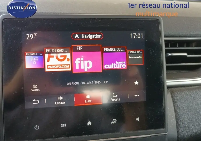 Tableau de bord du Renault Captur TCE90 Intens 2021 avec écran tactile affichant les radios, intérieur noir.