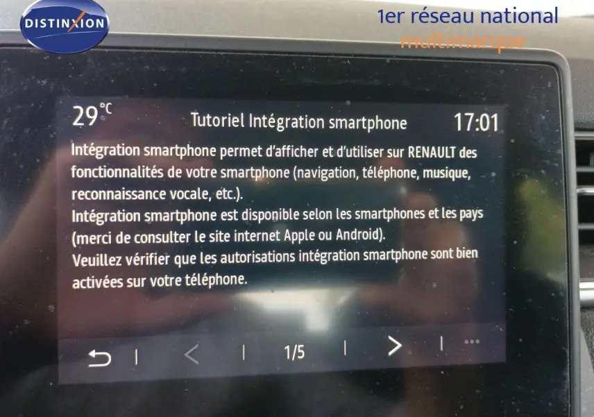 Écran tactile intérieur du Renault Captur TCE90 Intens 2021 affichant un tutoriel d’intégration smartphone.