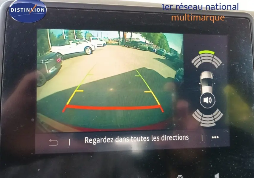 Affichage de la caméra de recul du Renault Captur TCE90 Intens 2021 rouge toit noir, vue arrière avec guidage de trajectoire.