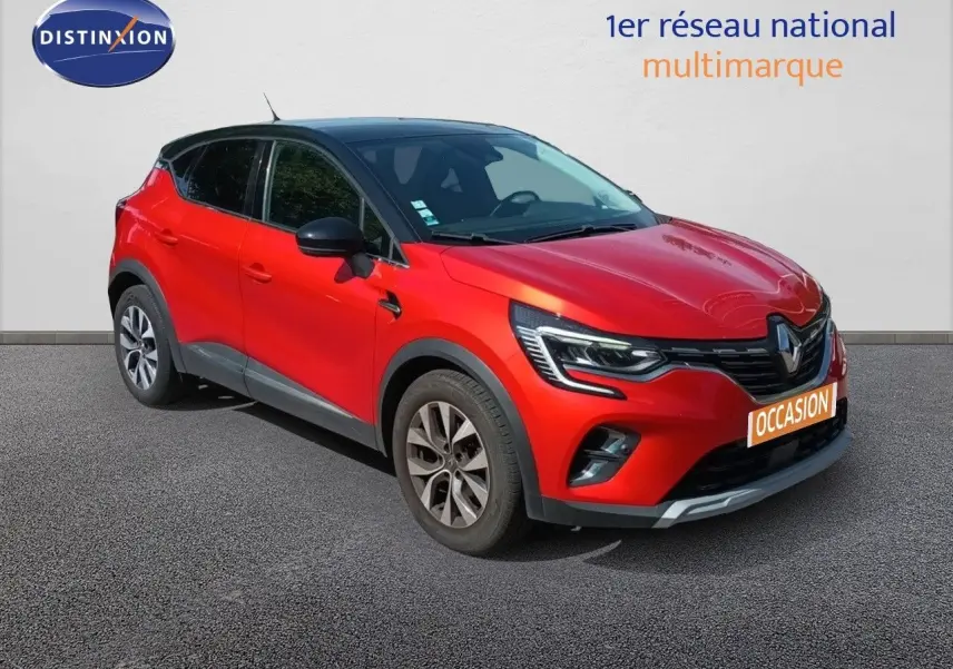 Renault Captur TCE90 Intens rouge toit noir en 3/4 avant droit avec jantes alliage et calandre distinctive.