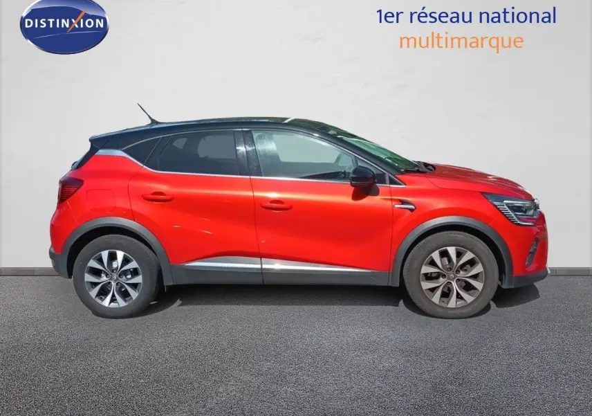 Profil droit du Renault Captur TCE90 Intens 2021 rouge avec toit noir, jantes 17 pouces bi-ton et détails noirs contrastants.