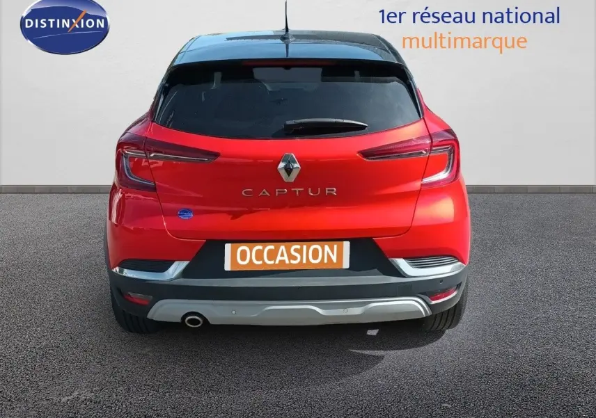 Vue arrière d'un Renault Captur TCE90 Intens rouge avec toit noir, feux LED et plaque d'immatriculation "OCCASION".