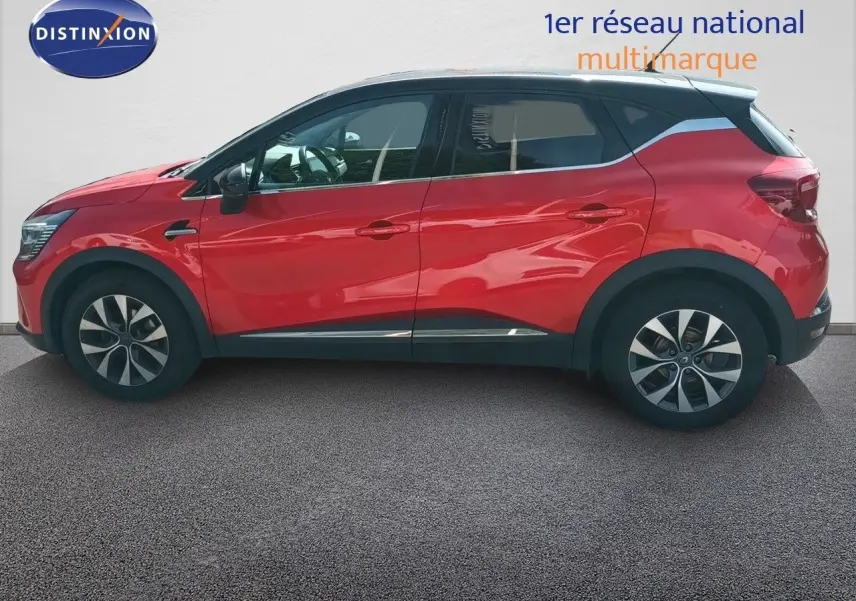 Profil droit d'un Renault Captur TCE90 Intens rouge avec toit noir, roues alliage et lignes modernes visibles.