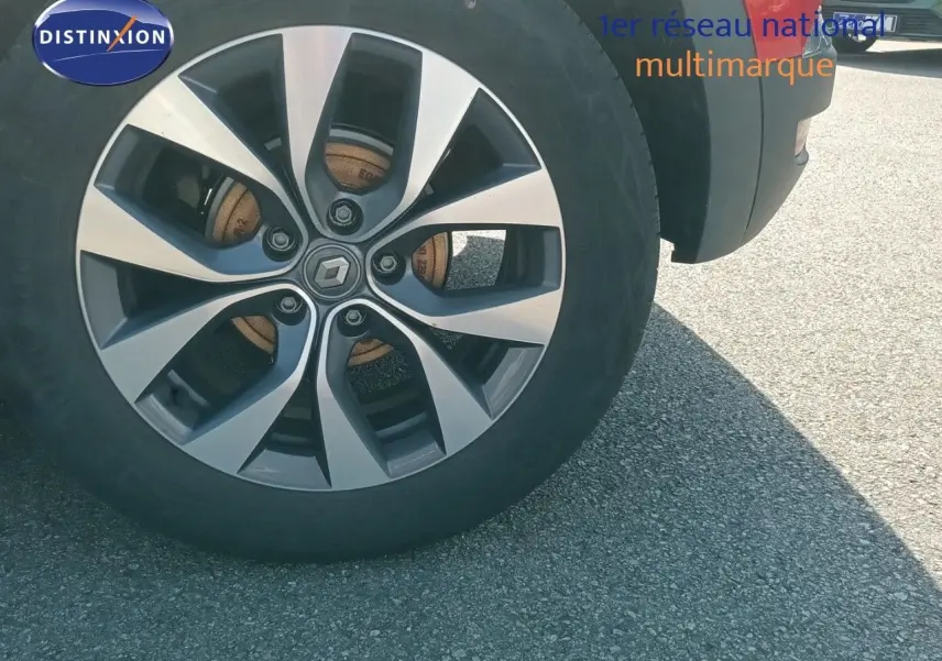 Gros plan sur la roue avant droite du Renault Captur TCE90 Intens rouge toit noir, avec jante alliage 17 pouces biton.