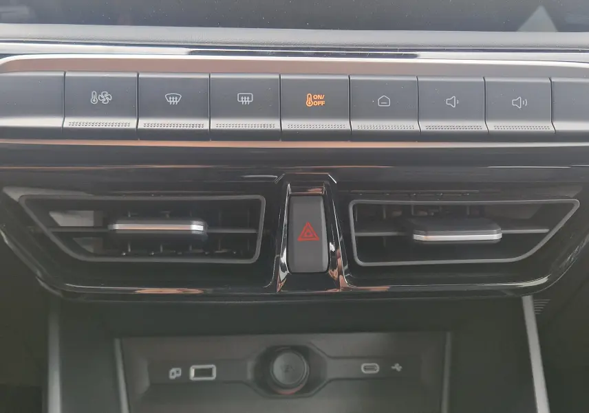 Vue rapprochée de la console centrale du MG3 2026 Cosmic Silver, montrant les commandes climatisation et les aérateurs noirs.