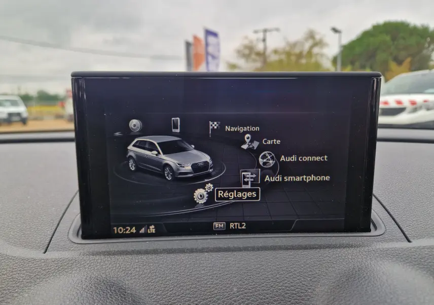 Écran central de l'Audi A3 Sportback 2019 affichant le menu de navigation et connectivité, vue intérieure frontale.