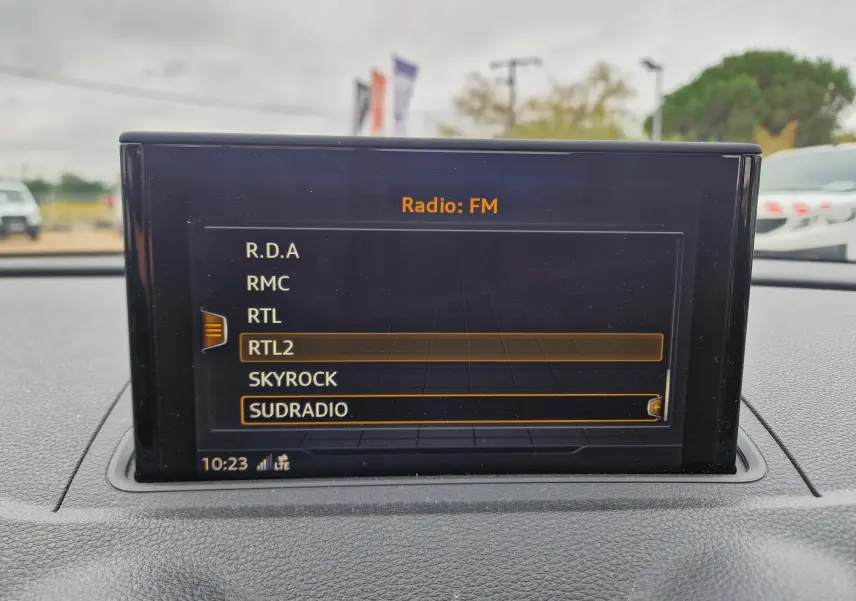 Écran central de l’Audi A3 Sportback 35 TDI 2019 affichant les stations radio FM, vue intérieure frontale.
