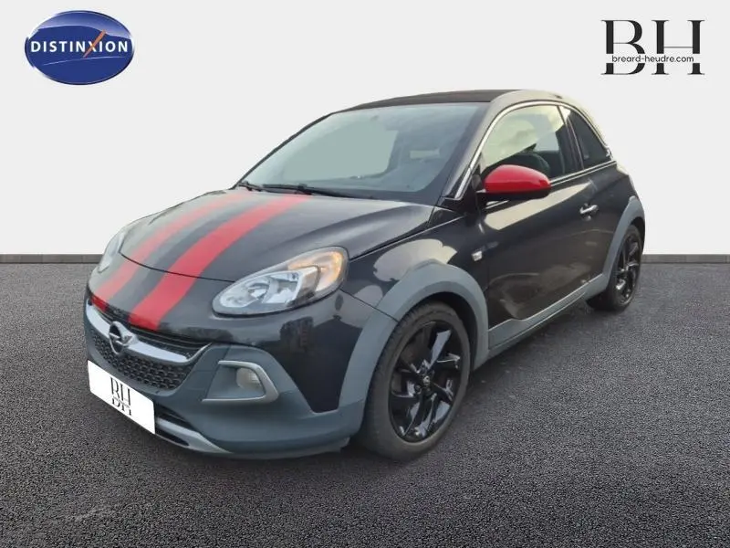 Opel Adam Rocks noir 3/4 avant droit avec bandes rouges sur capot et rétroviseurs rouges contrastants.