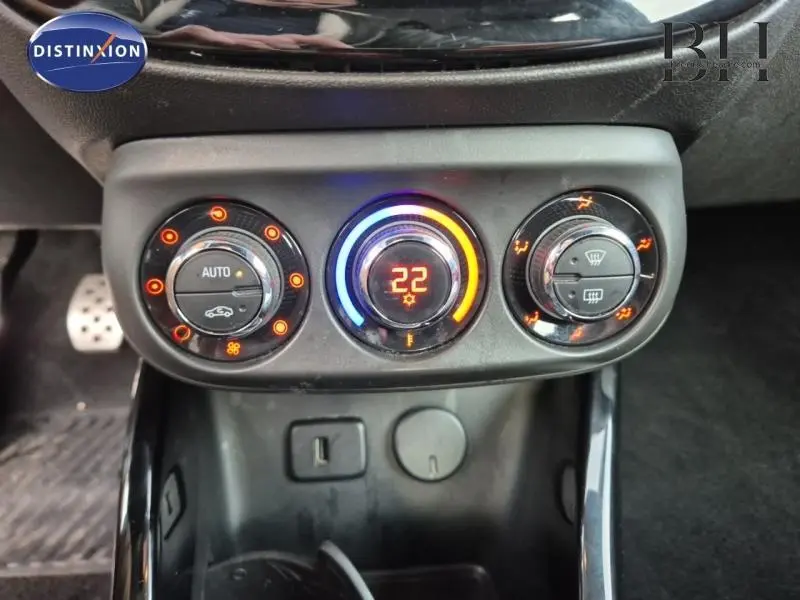 Gros plan sur les commandes de climatisation digitales de l'Opel Adam Rocks noir, affichant 22°C et réglages actifs.
