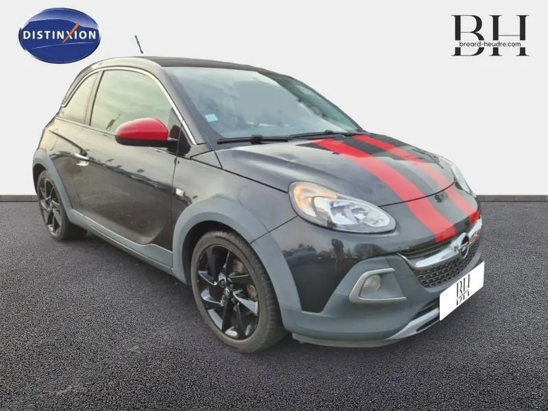 Opel Adam Rocks noir avec bandes rouges, vue 3/4 avant droit, rétroviseur rouge et jantes noires brillantes.