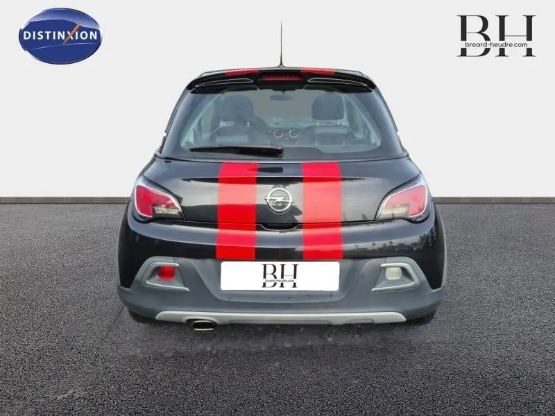 Vue arrière d'une Opel Adam Rocks noire avec deux bandes rouges verticales sur le coffre, feux arrière teintés.