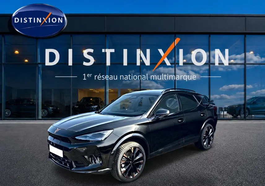 Vue 3/4 avant droit du SUV CUPRA Formentor noir 2026 avec jantes noires et détails cuivrés, devant un showroom Distinxion.
