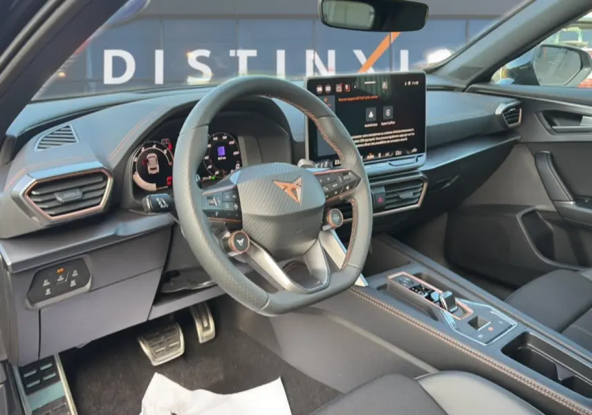 Intérieur noir du CUPRA Formentor 2.0 TDI 150 DSG7 vu côté conducteur, avec volant sport et écran tactile central.