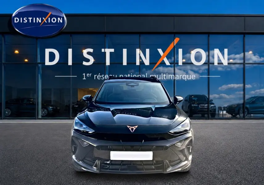 Vue frontale d'un CUPRA Formentor noir 2026, avec logo distinctif et calandre sportive, devant une vitrine Distinxion.