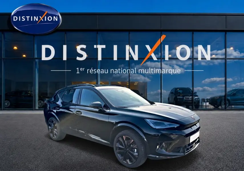 Vue 3/4 avant d'un CUPRA Formentor noir 2026 avec jantes foncées, stationné devant une vitrine Distinxion.