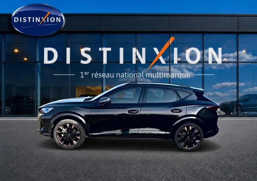 Profil côté gauche du CUPRA Formentor noir 2026 avec jantes noires et détails cuivrés, devant une vitrine Distinxion.