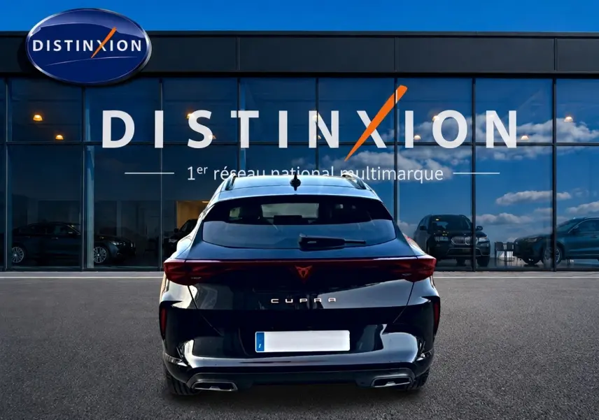 Vue arrière d'un CUPRA Formentor noir 2026, soulignant ses feux LED et double sortie d'échappement intégrée.
