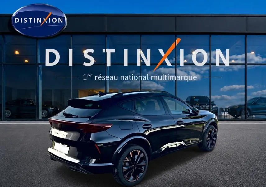Vue 3/4 arrière droite d'un CUPRA Formentor noir brillant avec jantes noires et détails cuivrés, devant une vitrine Distinxion.