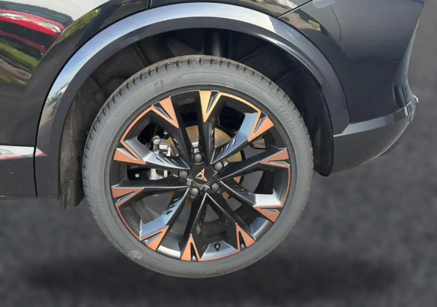 Gros plan sur la roue arrière droite noire avec jante noire et cuivre du CUPRA Formentor 2.0 TDI 150 DSG7 2026.