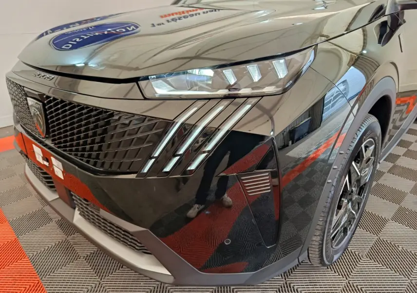 Vue 3/4 avant droit du Peugeot 3008 noir 2025 avec phares LED et calandre au design moderne.