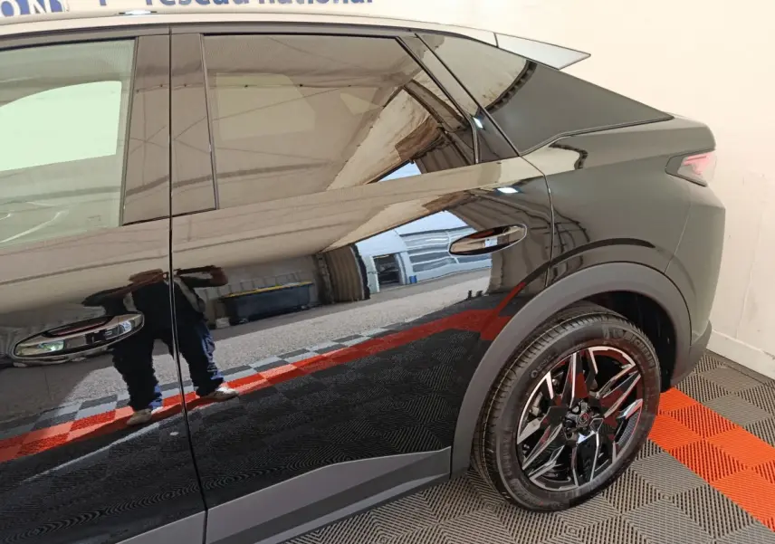 Vue latérale droite du Peugeot 3008 noir 2025, mettant en valeur la porte arrière et la roue arrière au design moderne.