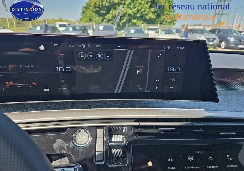 Tableau de bord et écran tactile du Peugeot 5008 Hybrid gris titane, vue intérieure avant avec commandes numériques.