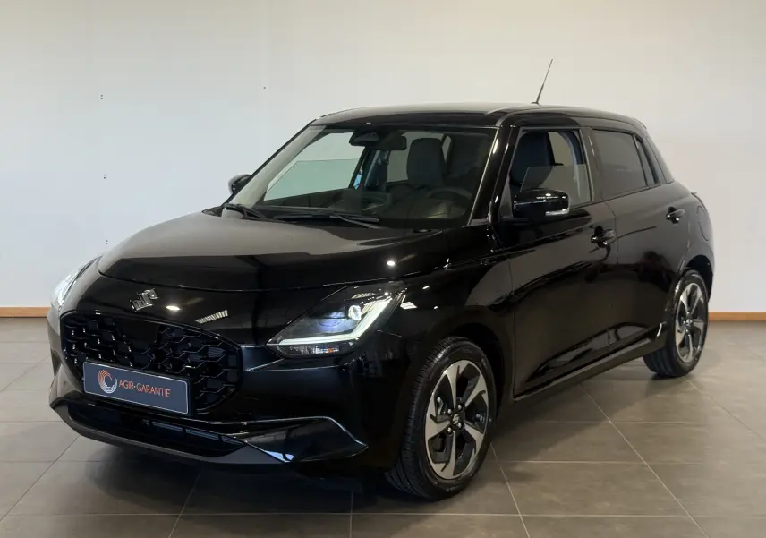 Suzuki Swift 2025 noire vue en 3/4 avant droit, avec calandre noire et jantes alliage distinctives.