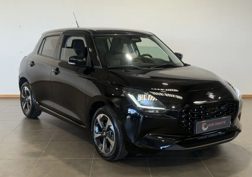 Suzuki Swift 2025 noire vue en 3/4 avant droit, avec calandre noire et jantes au design moderne.