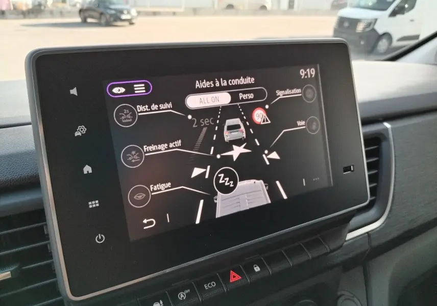 Écran tactile intérieur du Nissan Primastar blanc 2025 montrant les aides à la conduite en mode personnalisé.