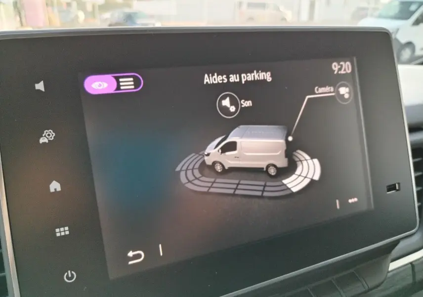 Écran intérieur affichant l'aide au parking avec une illustration du Nissan Primastar blanc vue de côté droit.