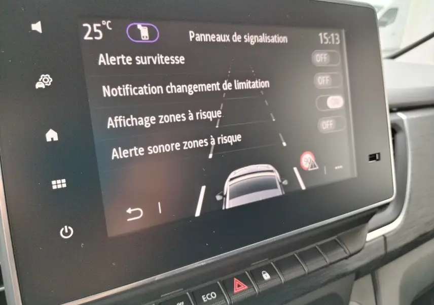 Écran tactile intérieur du Nissan Primastar 2025 montrant les options d'alerte de survitesse et zones à risque.