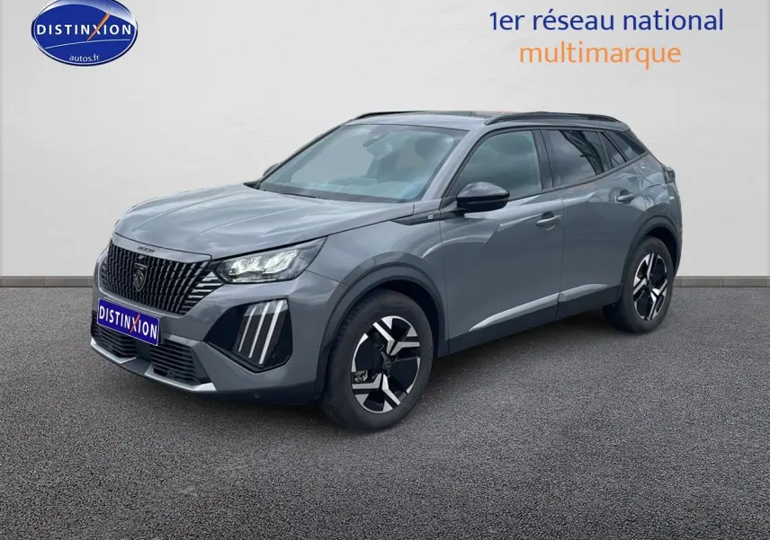 Peugeot 2008 E-136 allure gris sellenium, vue 3/4 avant droit, avec jantes alu et barres de toit noires.