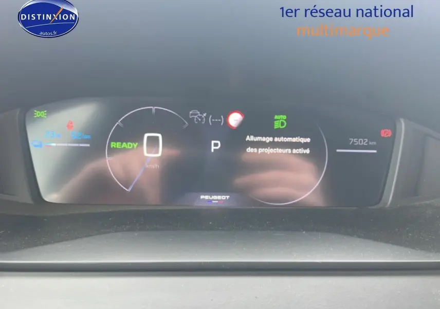 Tableau de bord numérique du Peugeot 2008 E-136 allure 2025 affichant la vitesse et l'autonomie.