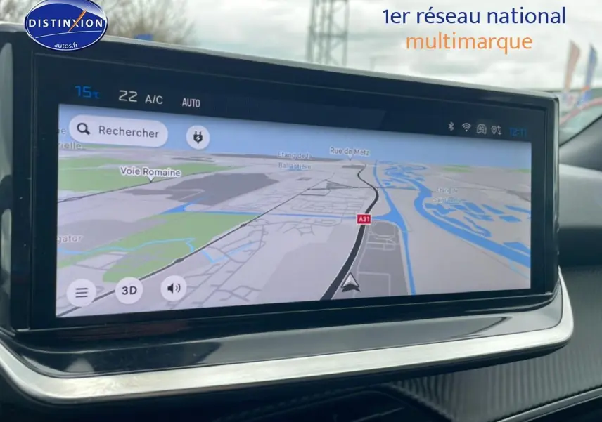 Écran tactile multifonction affichant la navigation dans l’habitacle du Peugeot 2008 E-136 allure gris sélénite.