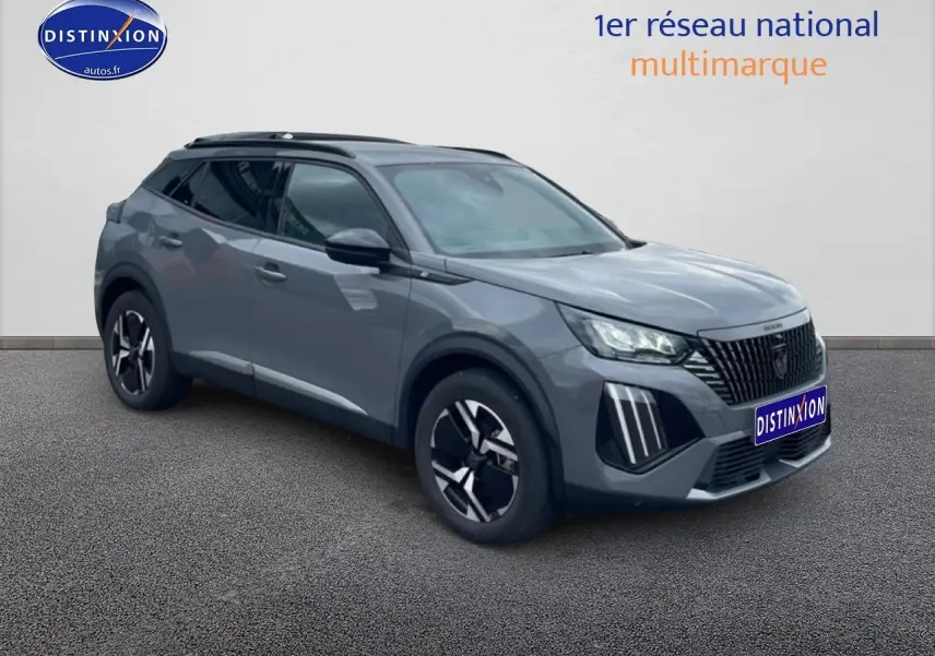 Peugeot 2008 E-136 allure gris sellenium en 3/4 avant droit avec jantes alu et barres de toit noires.