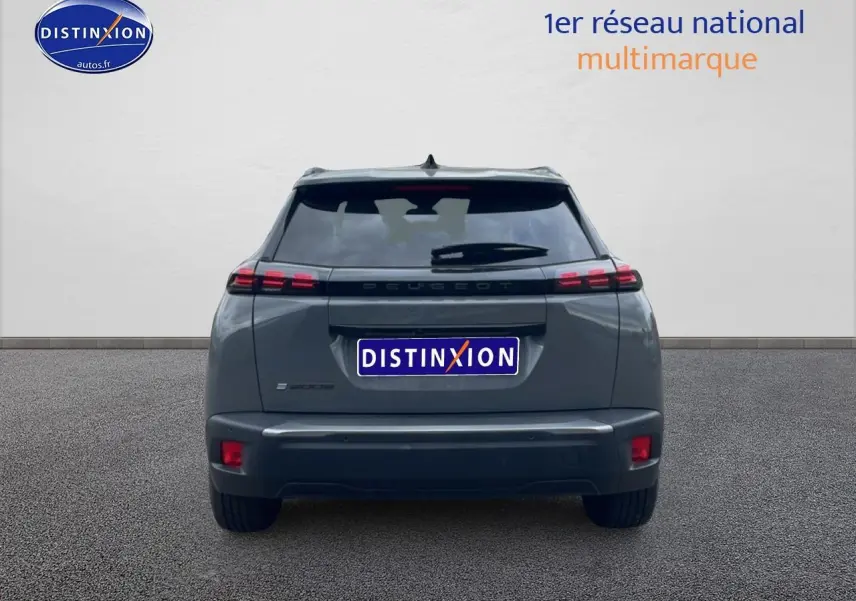 Vue arrière d'un Peugeot 2008 E-136 allure gris sellenium e avec feux arrière LED et lunette arrière teintée.