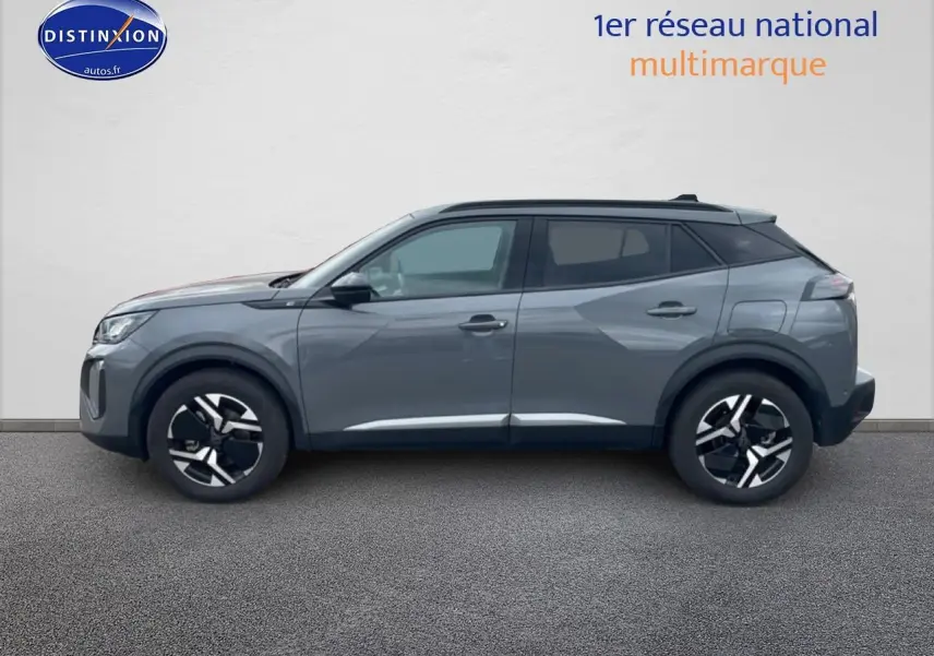 Peugeot 2008 E-136 allure gris sellenium e vue de profil côté gauche avec jantes alu et barres de toit.