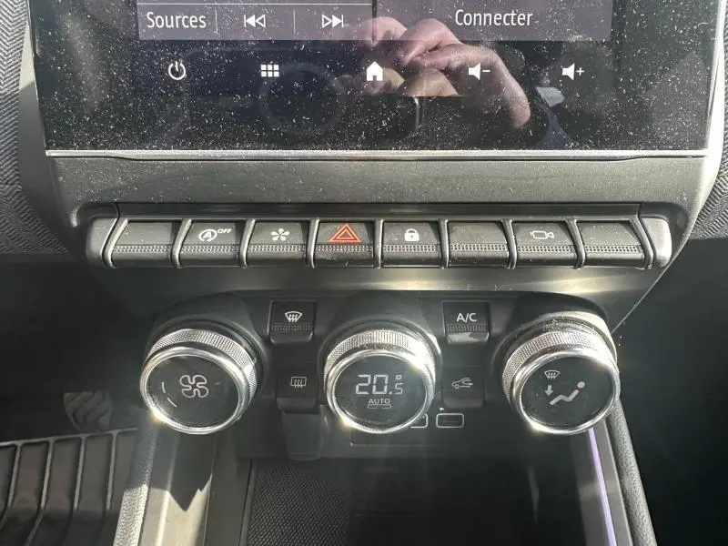 Tableau de bord de Renault Clio 2025, vue rapprochée sur les commandes de climatisation et les boutons de fonction.