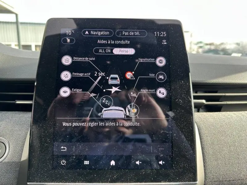 Écran tactile central de la Renault Clio 2025 affichant les aides à la conduite dans l'habitacle.