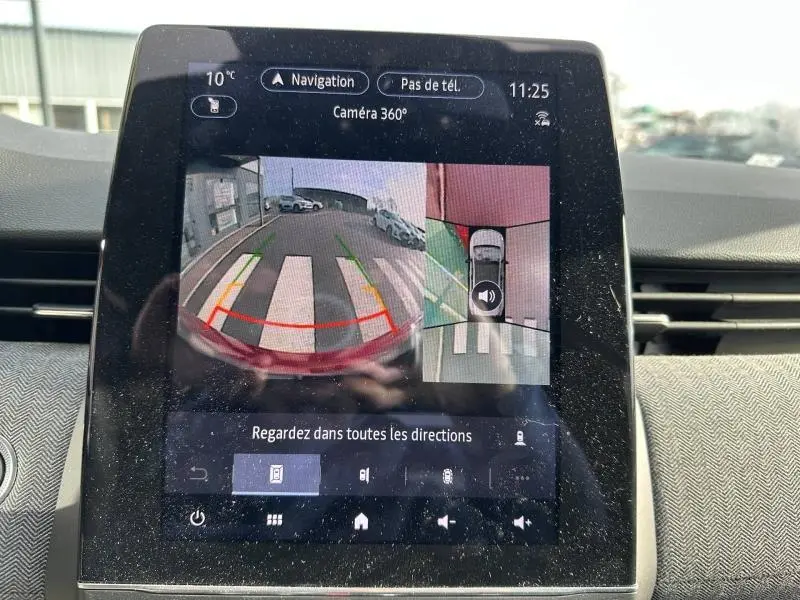 Écran central montrant la caméra 360° d'une Renault Clio Rouge Flamme en marche arrière, vue arrière et vue du dessus.
