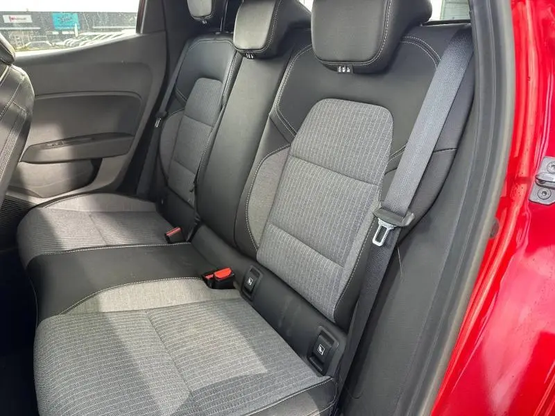 Vue intérieure côté droit des sièges arrière gris et noirs du Renault Clio Rouge Flamme 2025 avec ceinture de sécurité visible.