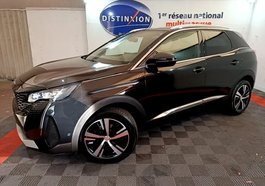 Peugeot 3008 BlueHDi 130 GT noir, vue de profil côté gauche, avec jantes alliage et détails chromés.