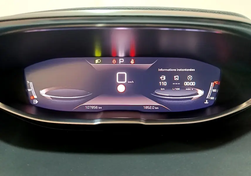 Combiné d'instruments numérique du Peugeot 3008 GT 2023 affichant la vitesse à 0 km/h et données instantanées.