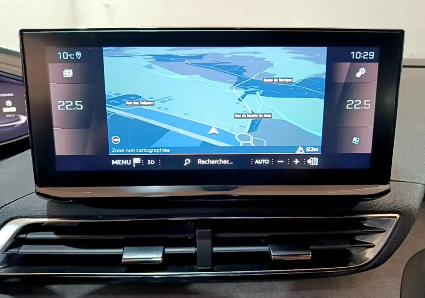Écran tactile central du tableau de bord du Peugeot 3008 GT 2023 affichant la navigation en mode 3D.