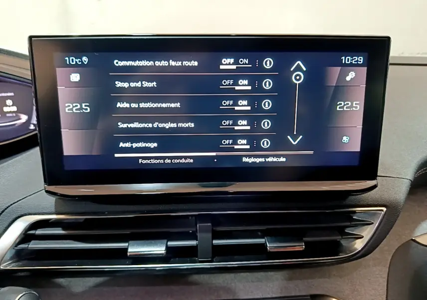 Écran tactile central affichant les réglages d'aide à la conduite dans un Peugeot 3008 noir de 2023.
